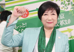 東京都知事選で勝利し、撮影に応じる小池百合子氏＝７日午後、新宿区