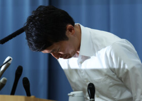 記者会見冒頭、頭を下げる兵庫県の斎藤元彦知事＝１２日午後、県庁