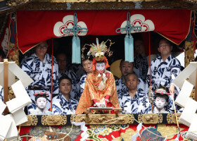 祇園祭山鉾（やまほこ）巡行のしめ縄切り＝１７日午前、京都市内