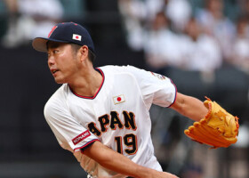 プロ野球ＯＢの日韓戦で力投する日本先発の上原浩治さん＝２２日、エスコンＦ