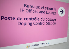 パリ五輪のドーピング・コントロールセンターへの案内を示すボード＝２１日、パリ（ｄｐａ時事）