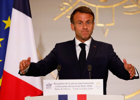 エリゼ宮（仏大統領府）で会見するフランスのマクロン大統領＝２２日、パリ（ＥＰＡ時事）
