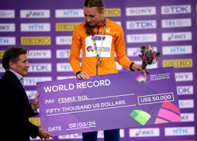 陸上の世界室内選手権、女子４００メートル決勝で室内世界新記録を樹立して優勝し、賞金の小切手を受け取るオランダのフェムケ・ボル（右）。左は世界陸連のセバスチャン・コー会長＝３月２日、英国・グラスゴー（ＥＰＡ時事）