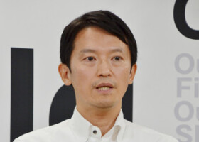 記者会見する兵庫県の斎藤元彦知事＝２４日午後、同県庁