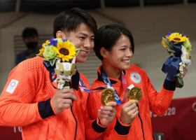 金メダルを手にする東京五輪柔道男子６６キロ級優勝の阿部一二三（左）と女子５２キロ級優勝の阿部詩＝２０２１年７月、東京・日本武道館