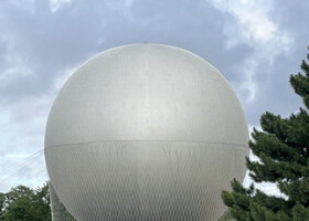 パリ市内中心部にあるチュイルリー公園に出現した銀色の球体＝１６日