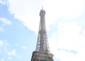 幕などが張られて五輪ムードが高まるエッフェル塔付近＝２５日、パリ