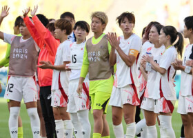 女子１次リーグでスペインに敗れた日本＝２５日、ナント