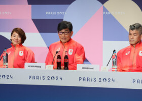 メインプレスセンターで記者会見する日本選手団の尾県貢団長（中央）。左は谷本歩実、右は井上康生の両副団長＝２６日、パリ