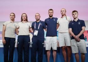 記者会見を終えて写真に納まるウクライナの選手ら。左端がフェンシング女子のオリガ・ハルラン＝２６日、パリ