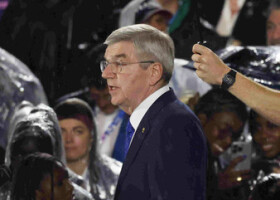 開会式であいさつする国際オリンピック委員会（ＩＯＣ）のバッハ会長＝２６日、パリ