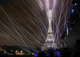 開会式でライトアップされたエッフェル塔＝２６日、パリ