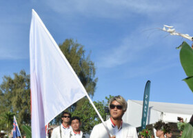 サーフィン競技が開催される仏領ポリネシアのタヒチ島の開会セレモニーに参加し、日の丸を持つ五十嵐カノアら＝２６日、タヒチ島パパラ