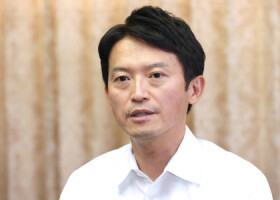 兵庫県の斎藤元彦知事＝２６日、同県庁