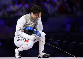 男子フルーレ個人３位決定戦で敗れた飯村一輝＝２９日、パリ