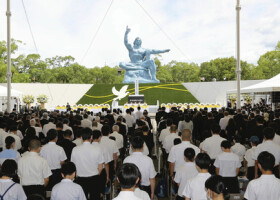 黙とうする平和祈念式典の参列者＝２０２２年８月９日、長崎市の平和公園