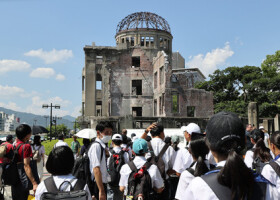 ７９回目の原爆忌を控え、多くの人が訪れた原爆ドーム＝５日午後、広島市中区の平和記念公園