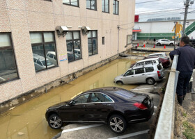 液状化によって車が水に浸かった新潟市西区の駐車場＝１月２日