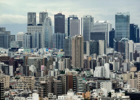 都心の高層ビル群＝７月１日、東京都内（ＥＰＡ時事）