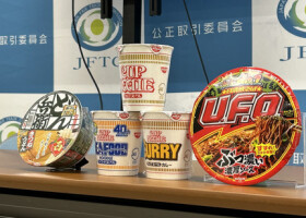 公正取引委員会から警告の対象となった日清食品の商品＝２２日午後、大阪市