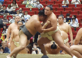 夏巡業に合流し、ぶつかり稽古で胸を出す大関豊昇龍（右）＝２３日、東京都大田区