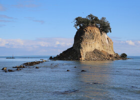 能登半島国定公園にあり、地震の影響で崩れた景勝地「見附島」＝１月２９日、石川県珠洲市