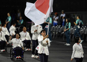 開会式で入場行進する日本の旗手・石山大輝＝２８日、パリ（ＡＦＰ時事）