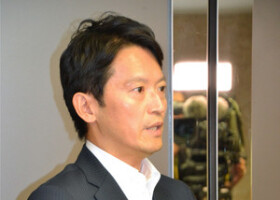 記者団の質問に答える兵庫県の斎藤元彦知事＝３０日午前、県庁