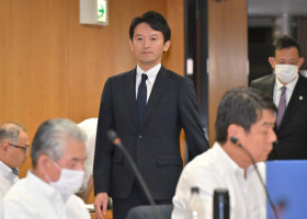 兵庫県議会の調査特別委員会（百条委員会）に臨む同県の斎藤元彦知事（中央）＝３０日午後、神戸市