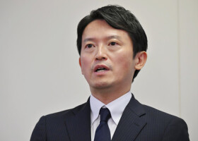 兵庫県議会の百条委員会後、記者団の取材に応じる斎藤元彦知事＝３０日午後、神戸市