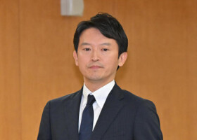 兵庫県議会の調査特別委員会（百条委員会）に臨む同県の斎藤元彦知事＝３０日午後、神戸市中央区