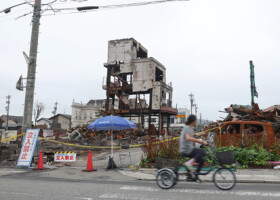 地震で焼失し、がれきが残る朝市通り周辺＝７月１日、石川県輪島市