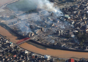 火災などが発生し、煙が上がる石川県輪島市内＝１月２日