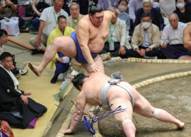 大の里（奥）は熱海富士をはたき込みで下す＝８日、東京・両国国技館