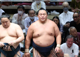 佐田の海に敗れた玉鷲（右）。歴代１位に並ぶ通算連続出場１６３０回を果たした＝９日、東京・両国国技館