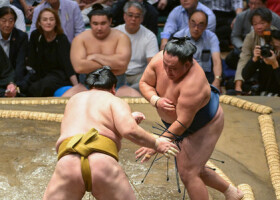 玉鷲（右）は輝を押し出しで下す＝１０日、東京・両国国技館