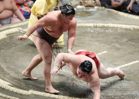 霧島（左）は隆の勝を上手出し投げで下す＝１０日、東京・両国国技館