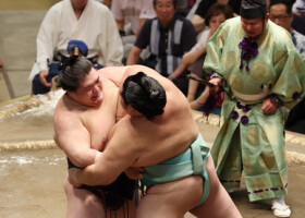 琴桜（右）を攻める王鵬＝１２日、東京・両国国技館