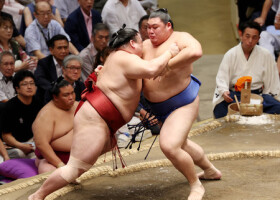 大の里（右）は隆の勝を押し出しで下す＝１２日、東京・両国国技館