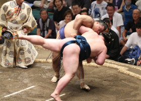 高安（奥）は白熊を上手投げで下す＝１２日、東京・両国国技館