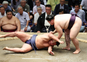 王鵬（右）は豊昇龍をすくい投げで破る＝１３日、東京・両国国技館