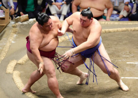 大の里（右）は御嶽海を押し出しで下す＝１５日、東京・両国国技館