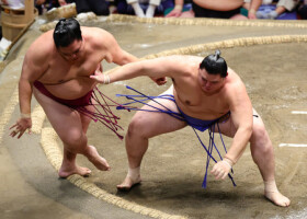 大の里（右）は御嶽海を押し出しで下し、勝ち越しを決める＝１５日、東京・両国国技館