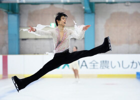 能登半島地震の復興支援チャリティーで演技する羽生結弦さん＝１５日、金沢市（Ｃ）矢口亨