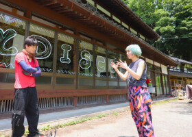 古民家を改修したゲストハウスの前で話す田村早苗さん（右）＝６月２０日、石川県能登町