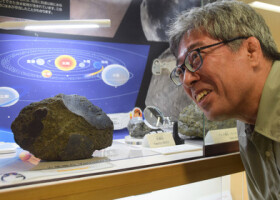 日本の南極観測隊に加わり、２０００年に「火星の石」を発見した国立極地研究所の今栄直也さん＝１７日午後、東京都立川市の同研究所