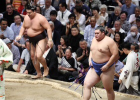 大の里（右）は寄り切りで霧島を破り１０連勝＝１７日、東京・両国国技館