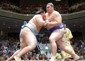 琴勝峰（左）を攻める大の里。押し出しで下し１１連勝＝１８日、東京・両国国技館