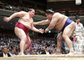 高安（右）は突き出しで遠藤を破る＝１８日、東京・両国国技館