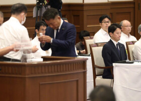 兵庫県の斎藤元彦知事（右から３人目）に対する不信任決議案の採決が行われる県議会＝１９日午後、神戸市中央区